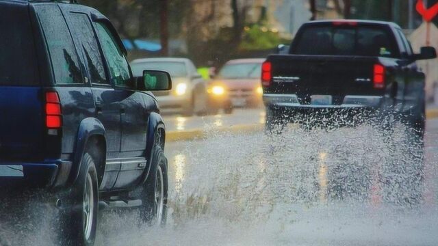 受台风“韦帕”影响:广州南沙下起暴雨,请市民注意防御