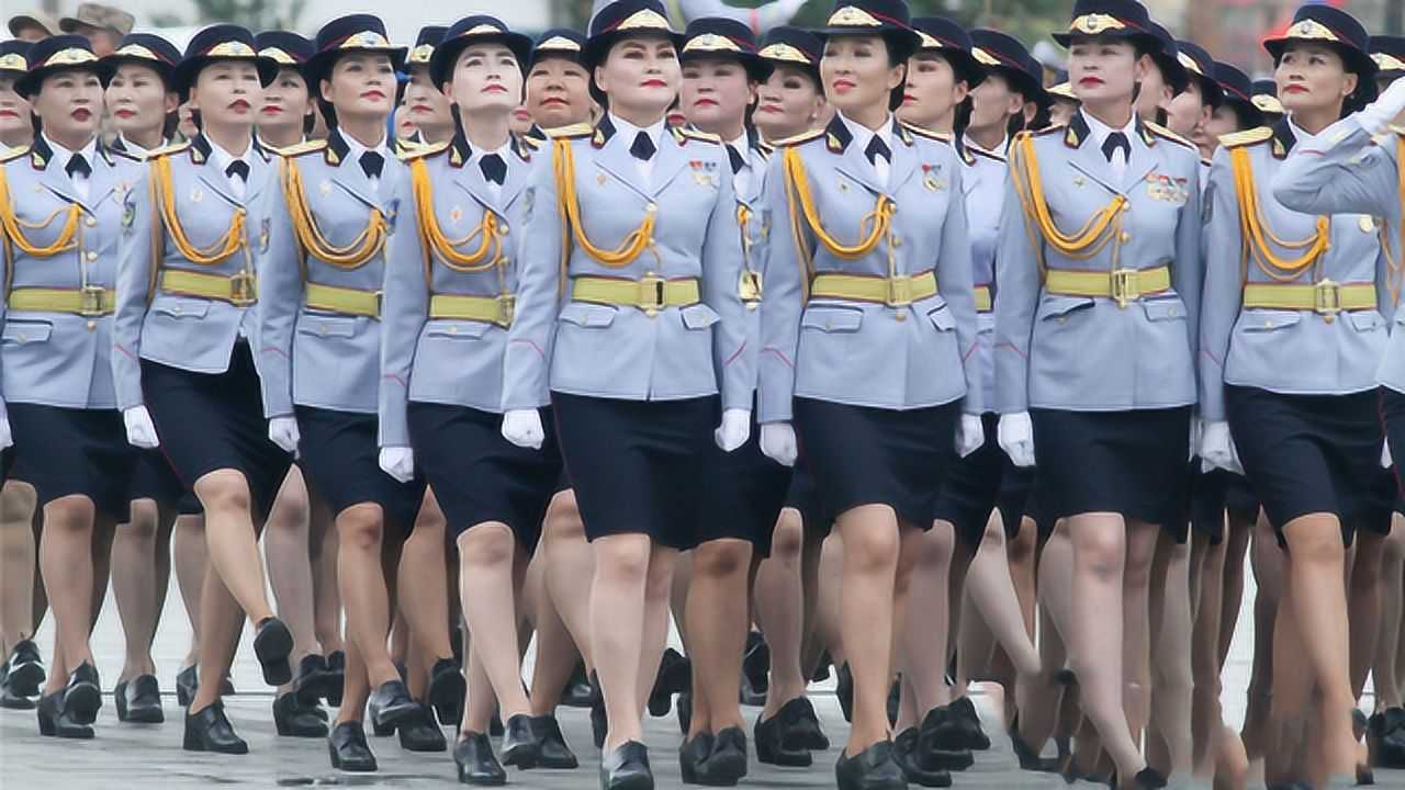 难得一见的蒙古国阅兵,仪仗队穿古代铠甲,女兵和男兵一样健壮