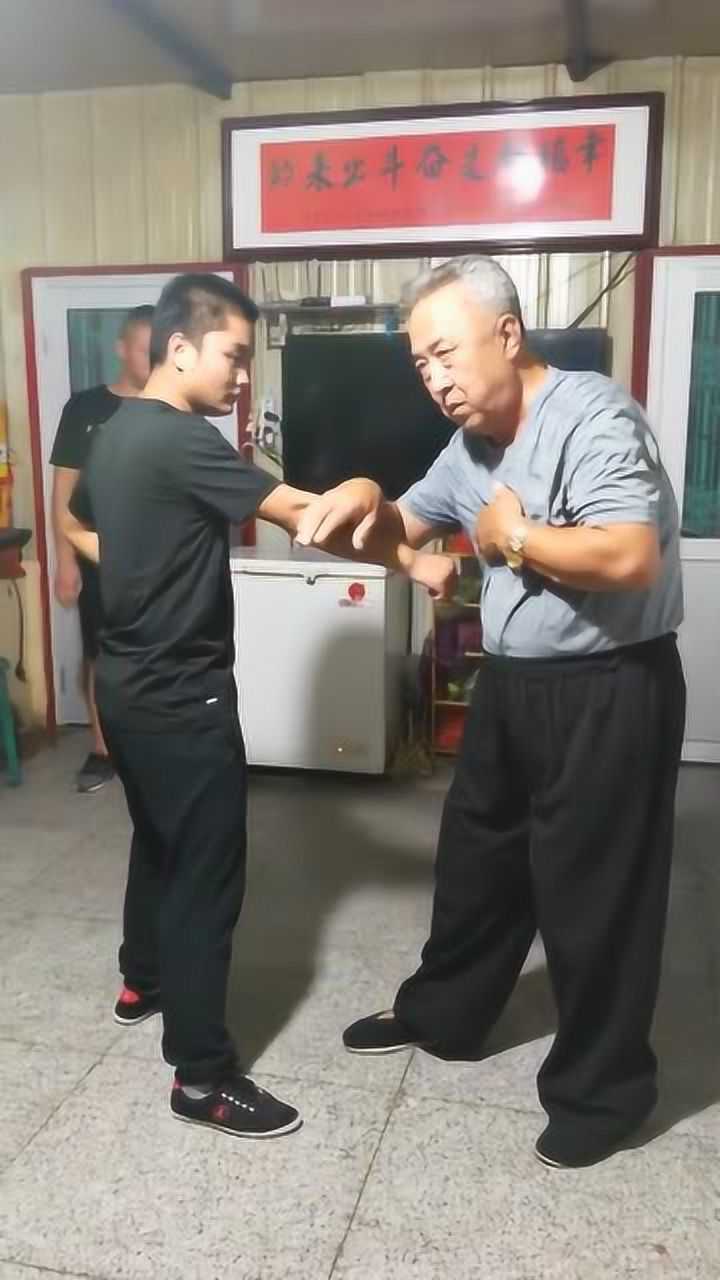 八极拳名家李俊义先生讲解八极拳六肘头暗藏的手法出奇制胜