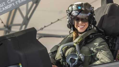 美军F35B女飞行员是菜鸟，飞行时间300小时，将在日本服役