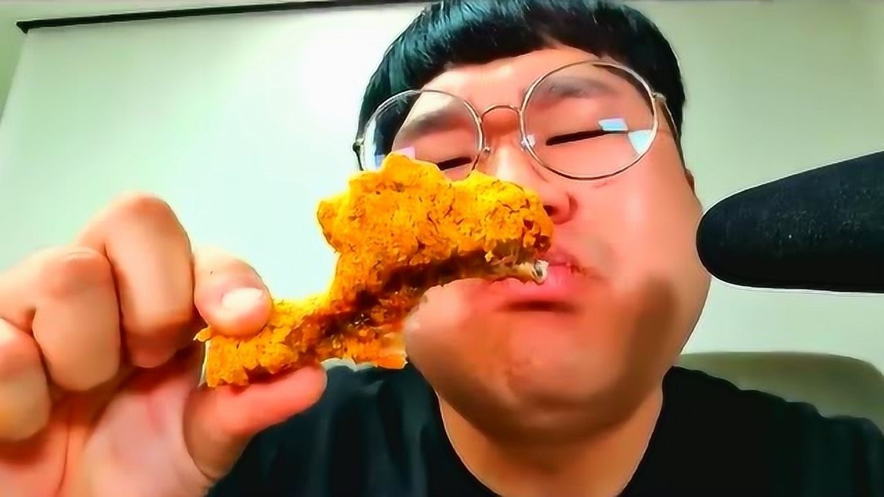 韩国大胃王小胖,吃炸鸡腿和火鸡面,看他吃东西真美味!