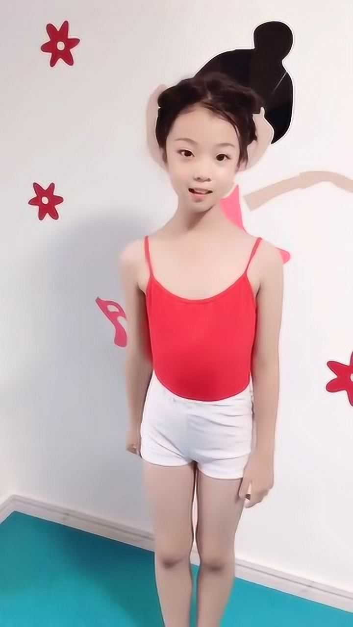 小宝贝下腰真厉害