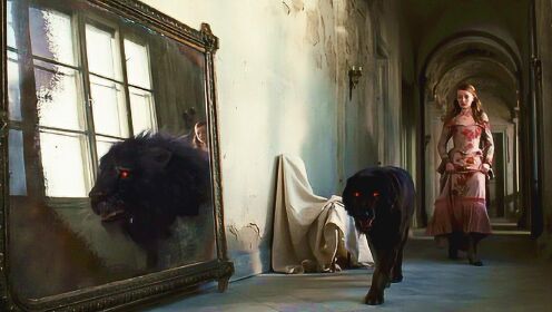 女孩来到一个神秘城堡，黑狗从镜子前走过，出现的却是一只黑狮