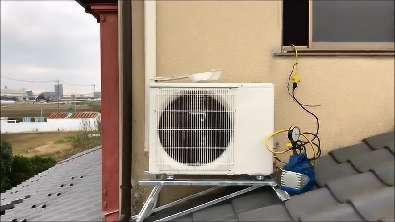 日本师傅装空调 有坡度的屋顶不用三角架竟然是这样固定室外机的