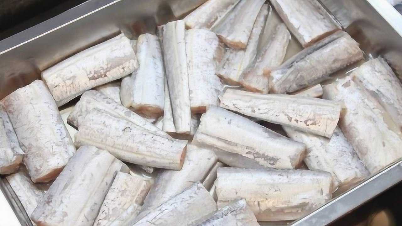 超市里的成段冻带鱼为何这么便宜呢看过终于明白了