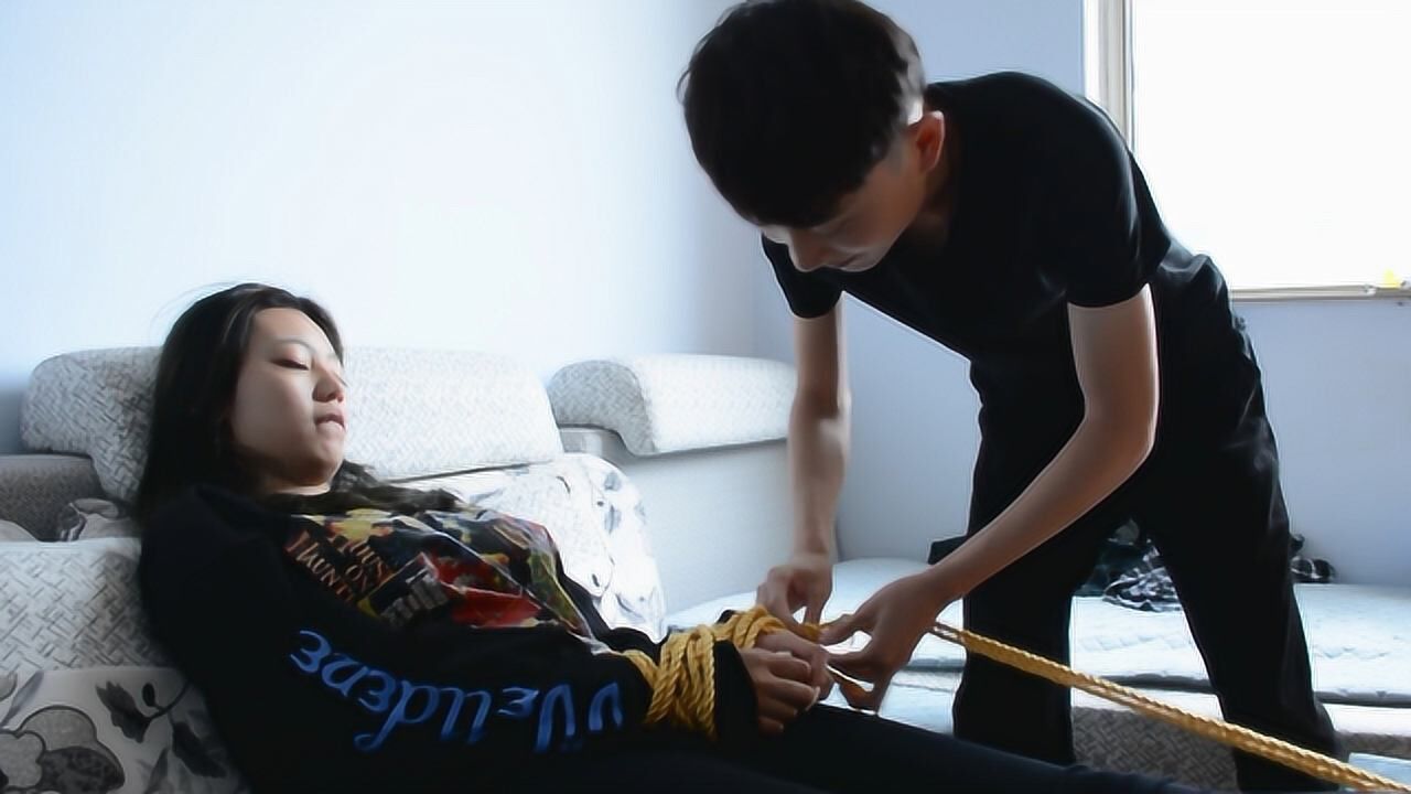 媳妇乱花钱，被丈夫绑家里，没想这时进来了个男小偷，结局笑趴了_腾讯视频