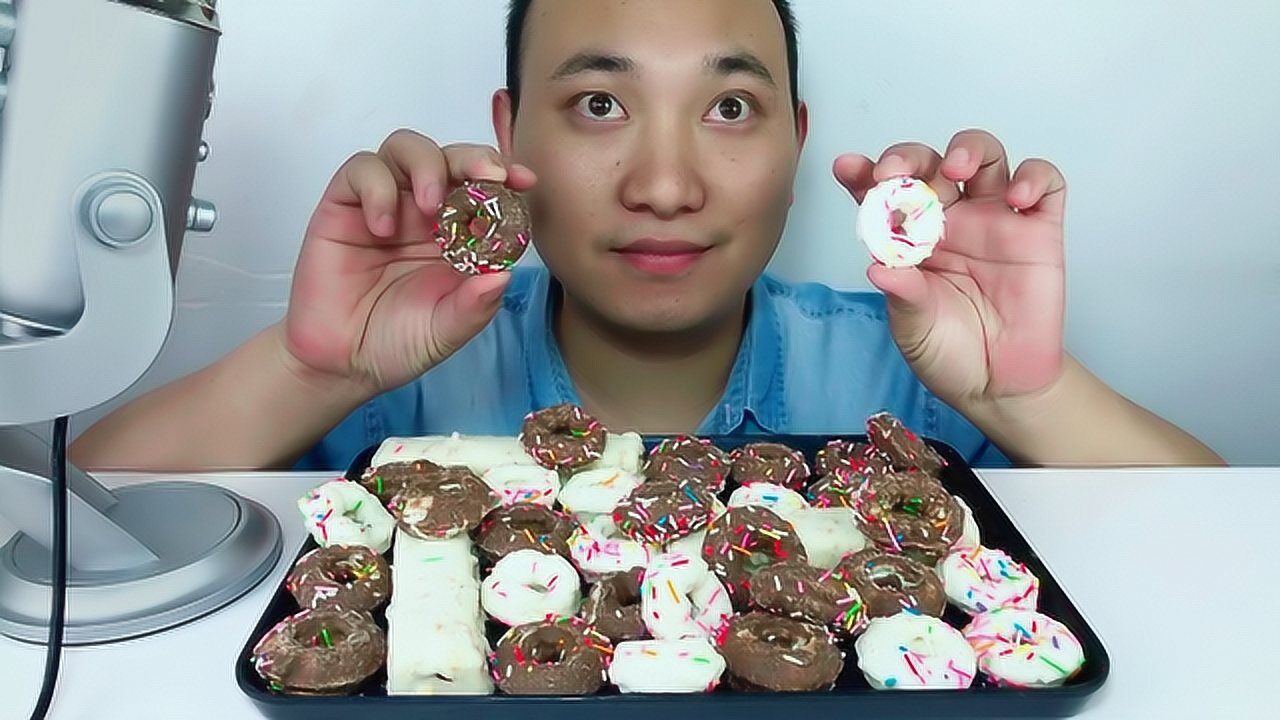 吃甜甜圈与巧克力棒,听不同的咀嚼音!_腾讯视频