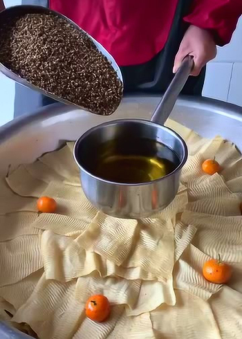 这就是辣皮的制作过程,颜色都是这样上的,再也不吃了!
