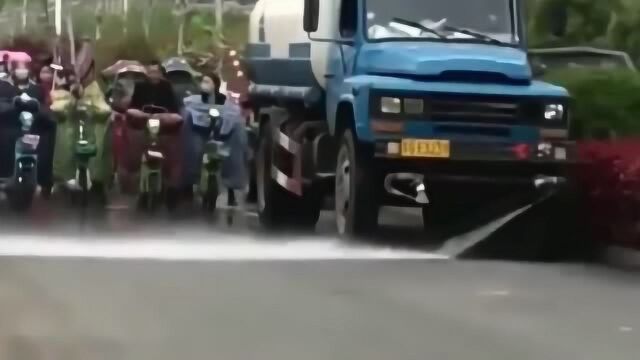 行车记录仪:洒水车后面一群电动车,关键是这个配乐真绝了