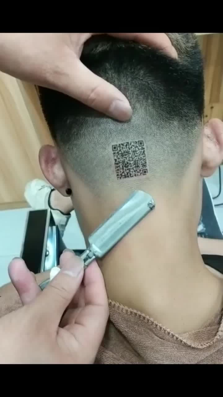 最近这视频火了理发师太绝了竟然可以理二维码