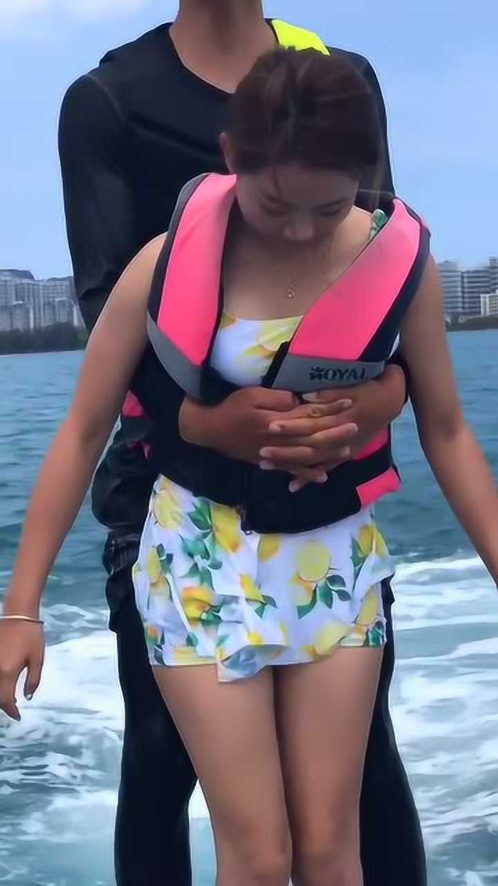 美女挑战水上飞人又花钱又让别人占便宜网友教练真猥琐