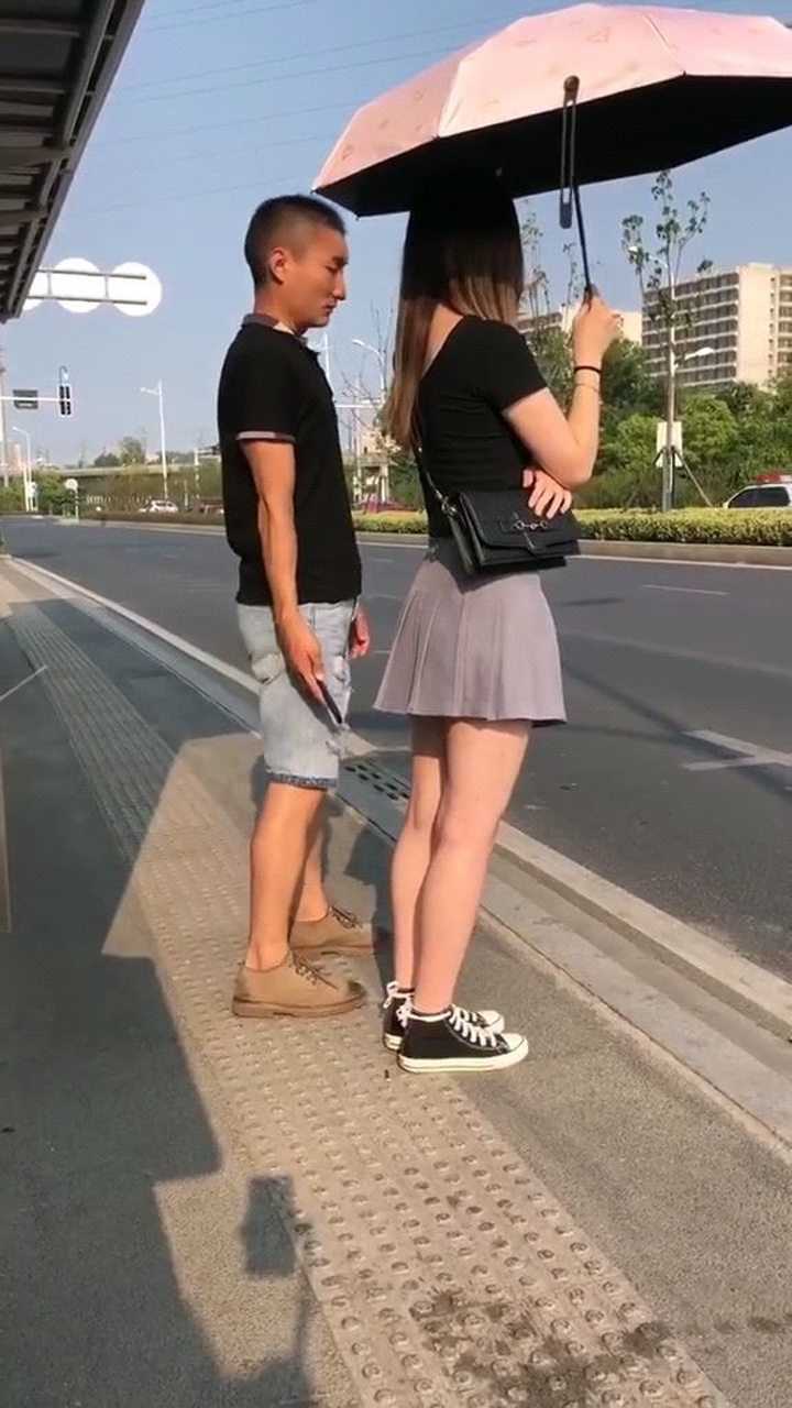 短裙美女被偷拍群底，瞬间打到对方！_腾讯视频