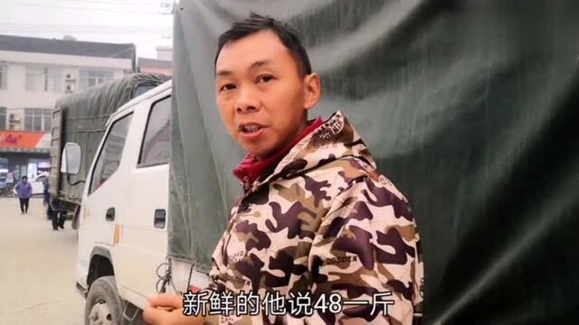 农村集市上的熟牛头肉,35元一斤,大家抢着买