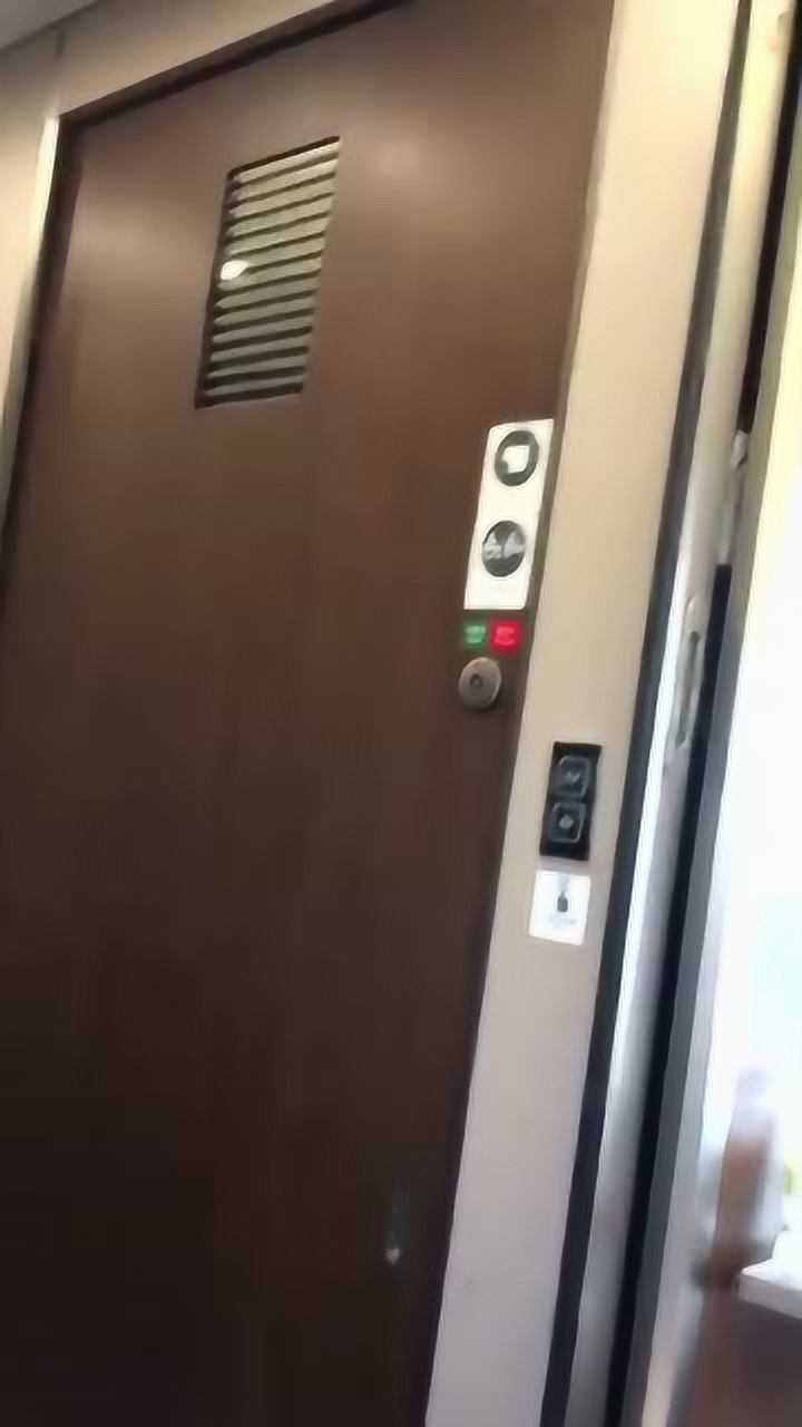 高铁上的厕所门已经有n多人不会开门还有进去了不知道反锁的