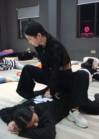美女舞蹈老师给学员压腿,就想问这也太狠了吧