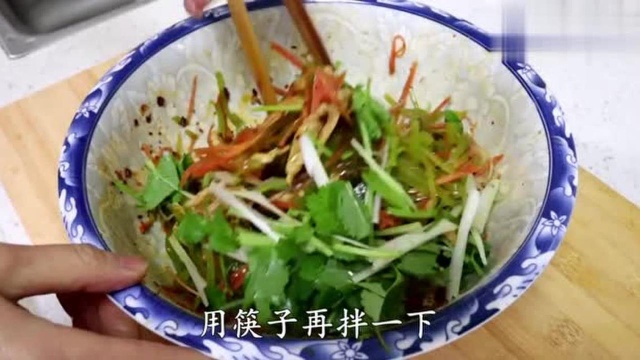 饼子这种吃法在四川很受欢迎,荤素搭配配菜足,好吃解馋又不腻