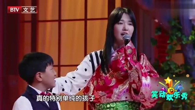 谭维维惊艳亮相,红色套装尽显身材,太美了