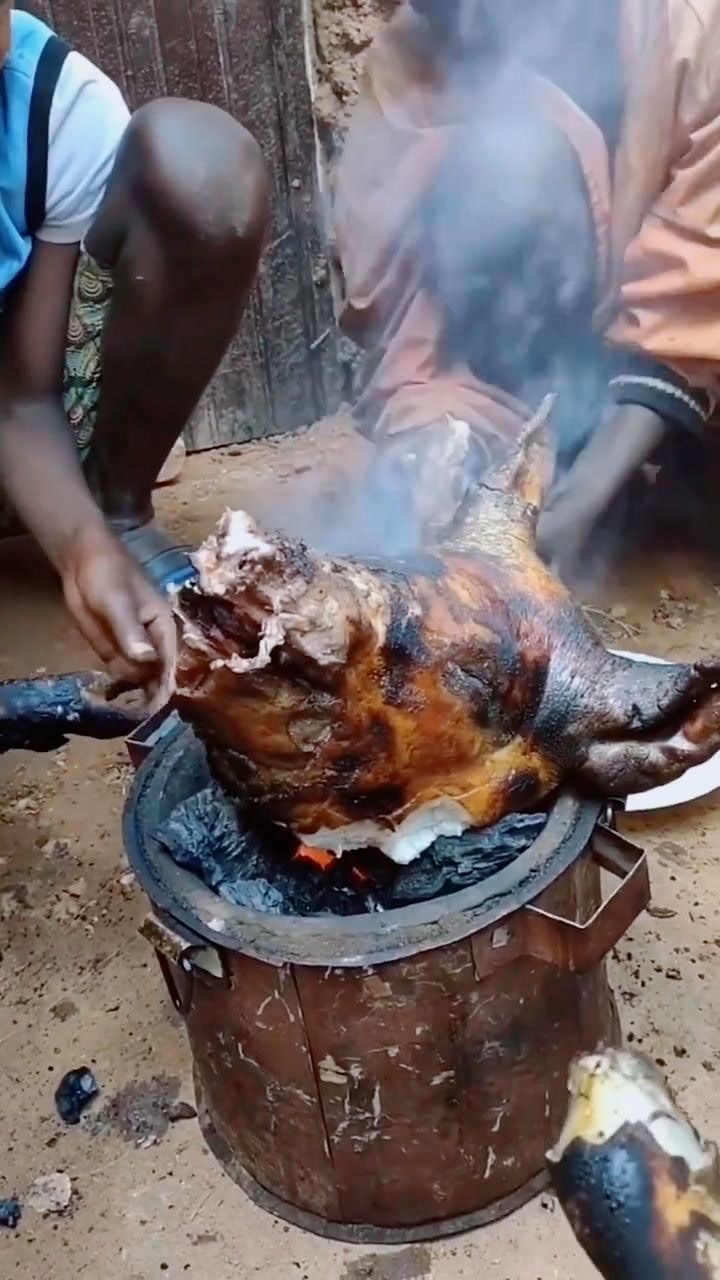 改善生活了烤猪头