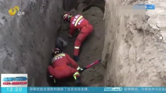 德州:建筑工地发生坍塌 消防员手刨铲挖 720秒救出两名被埋工人