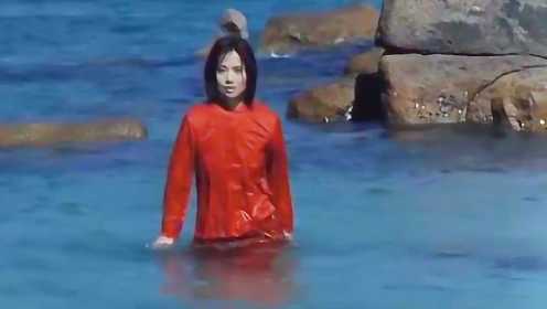 剧组来荒岛取景，本想在海边拍片，镜头里却出现红衣女鬼