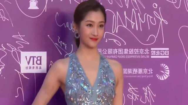 关晓彤晒美照嘟嘴比心,粉色少女系,超美