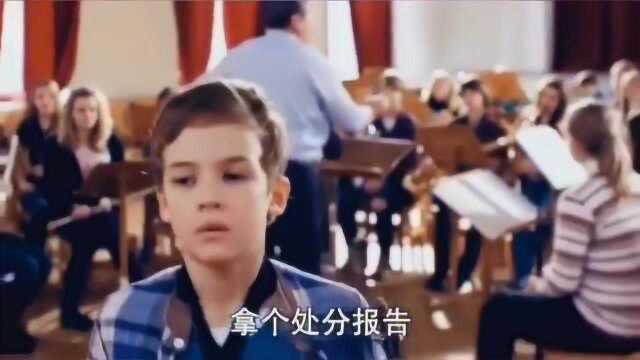 人不贱枉少年!小伙子在同学的萨克斯里堵上了东西,气得小姐姐快疯了!