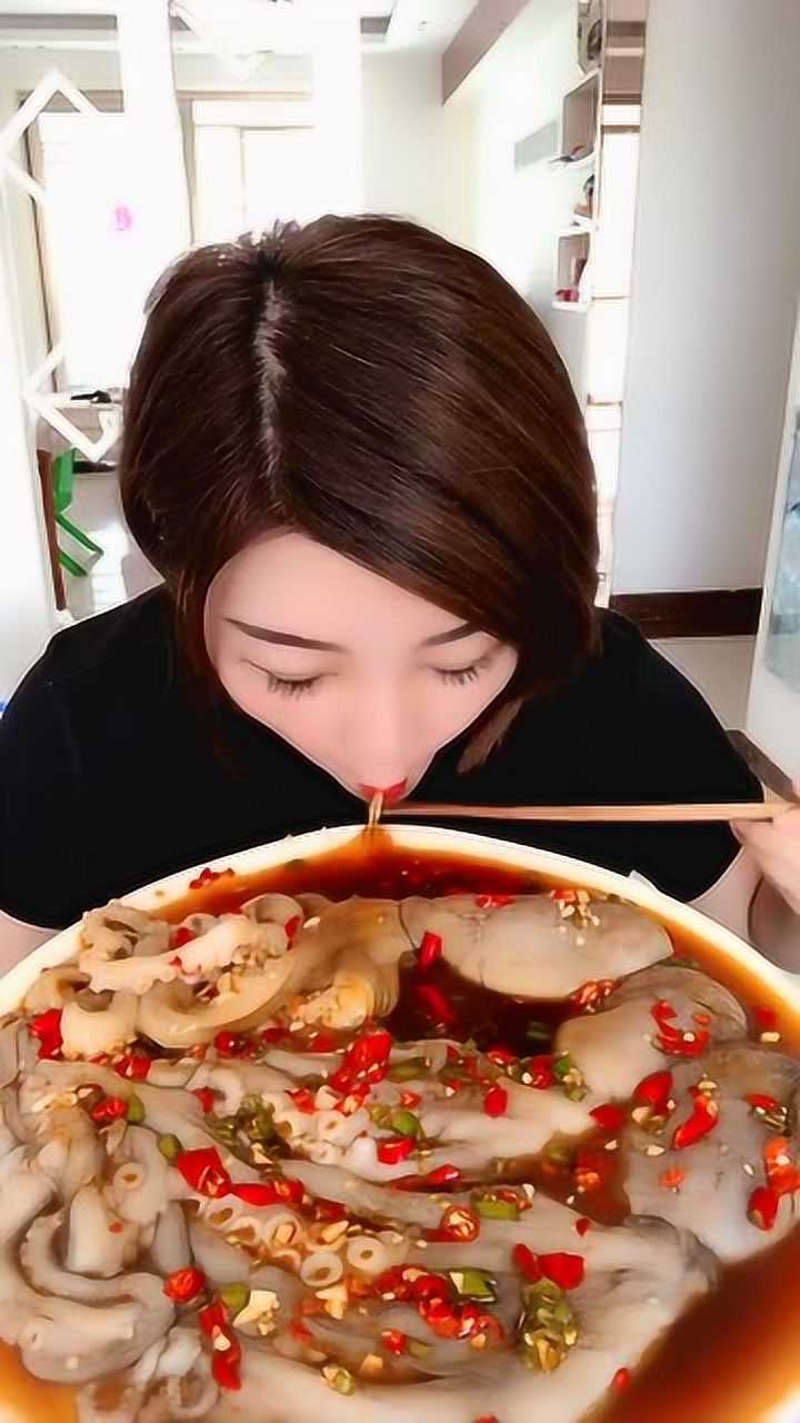美女生吃八爪鱼撒上小米椒看着更美味了网友真狠