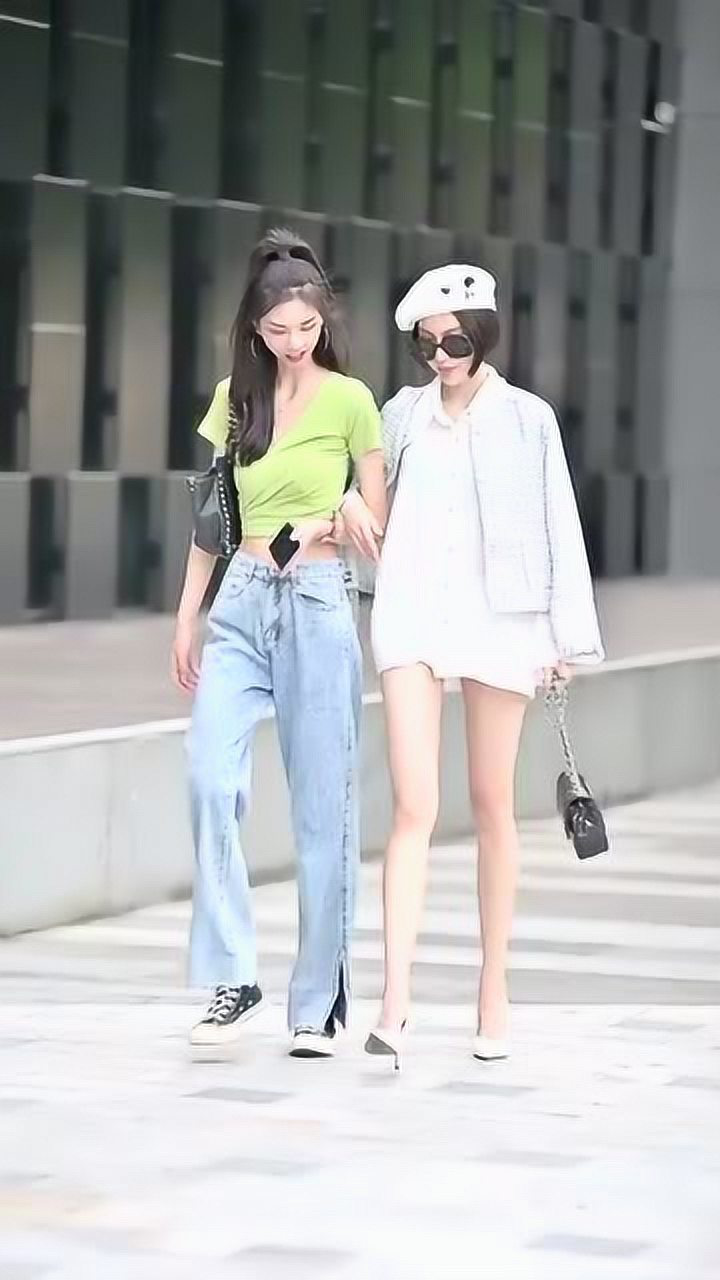 带着女友闺蜜出来炸街啦 不会被发现的