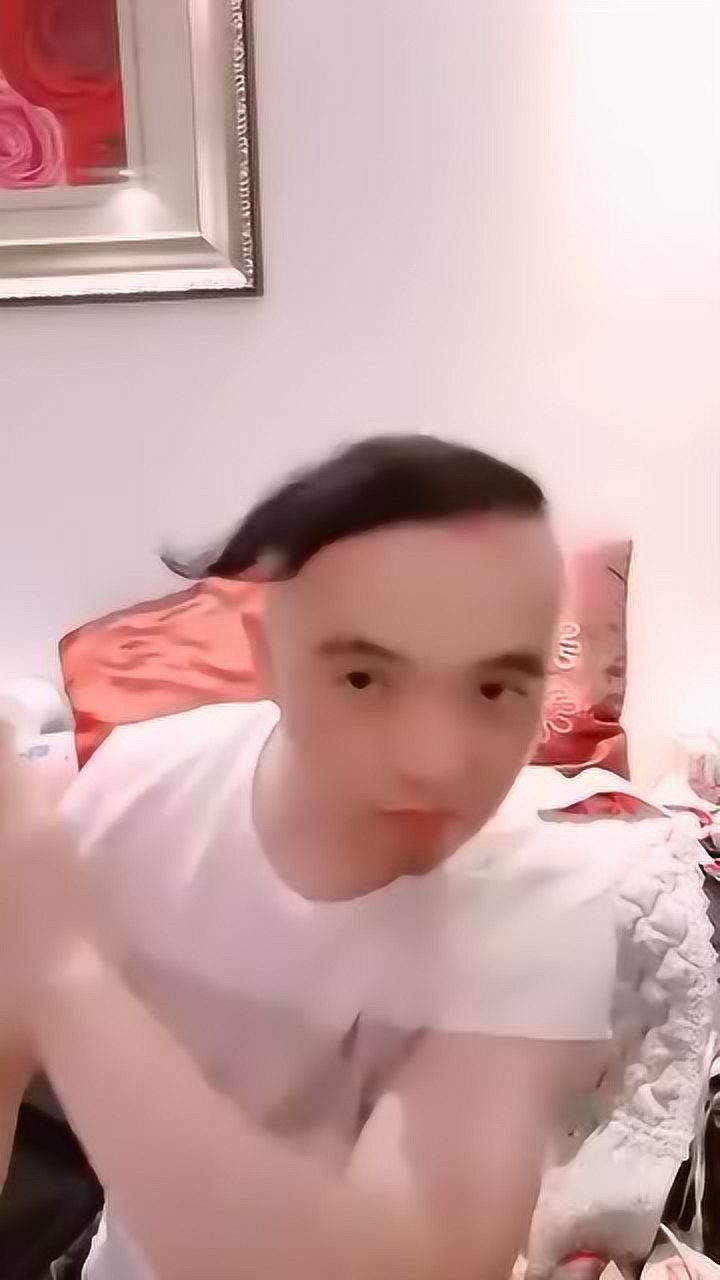 小哥头顶上只有一撮头发可小哥却能变出各种各样的发型