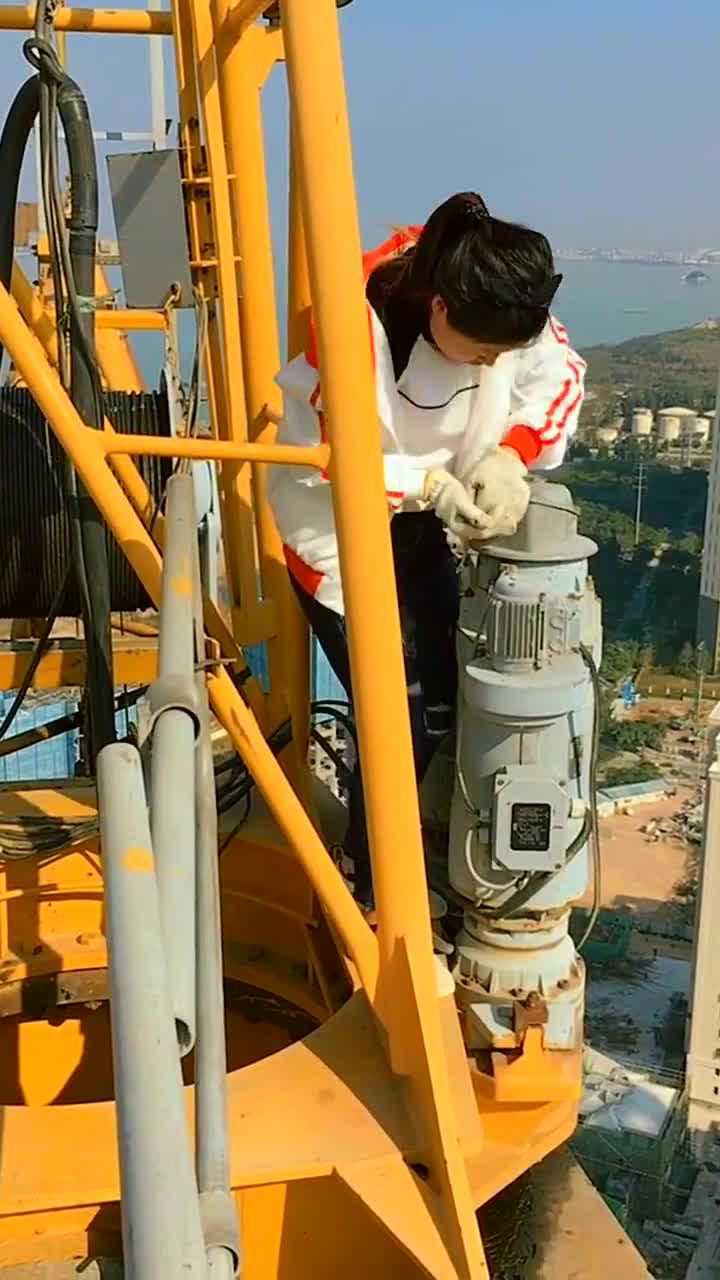 90后美女吊车司机月入3万, 网友 姑娘你违章操作了