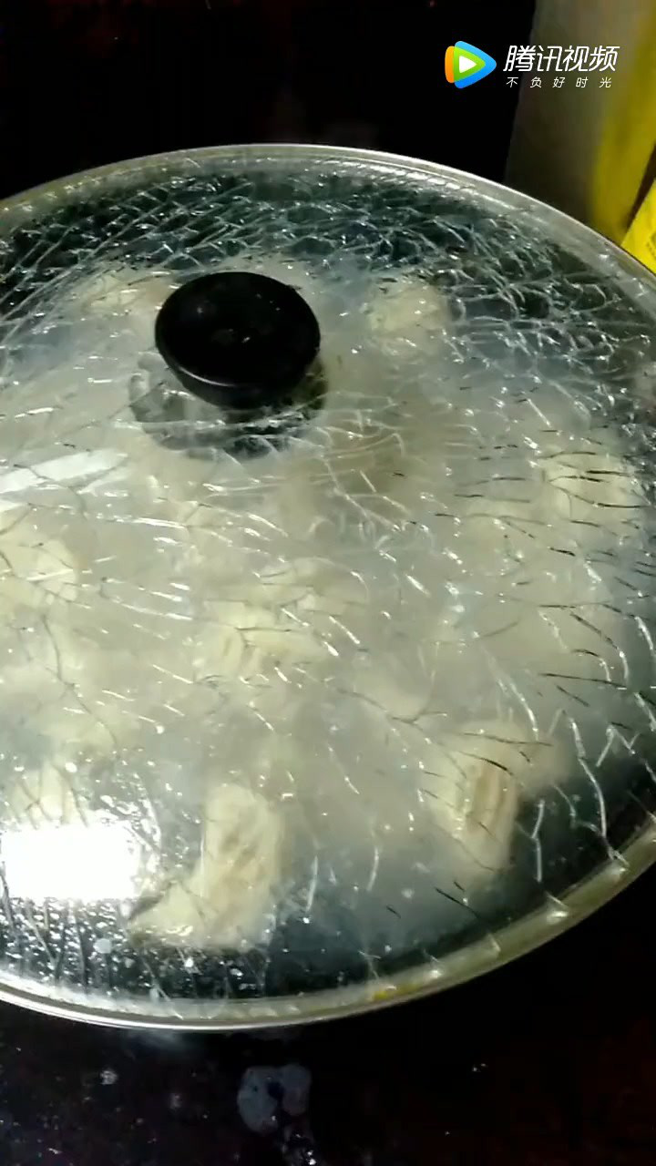 煮点饺子锅盖竟然碎成花花了