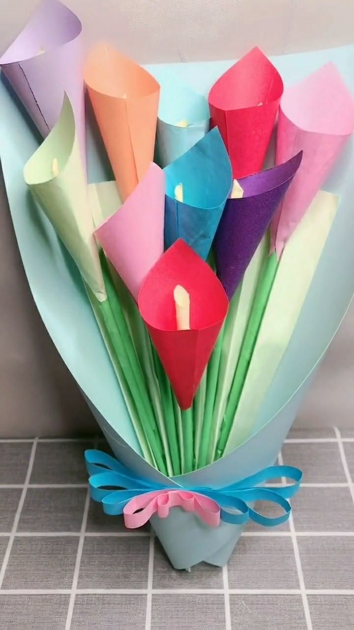 用折纸做成的一束鲜花,可以送给妈妈当礼物