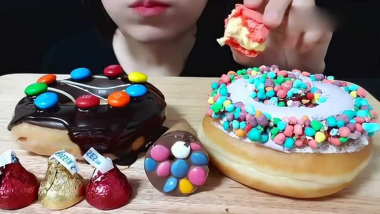 韩国吃播秀小姐姐吃外形超可爱的甜品看起来就很有食欲
