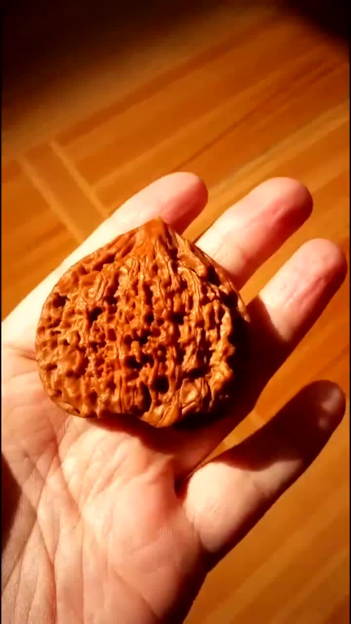 心心相印扁核桃代表爱情的文玩核桃真漂亮