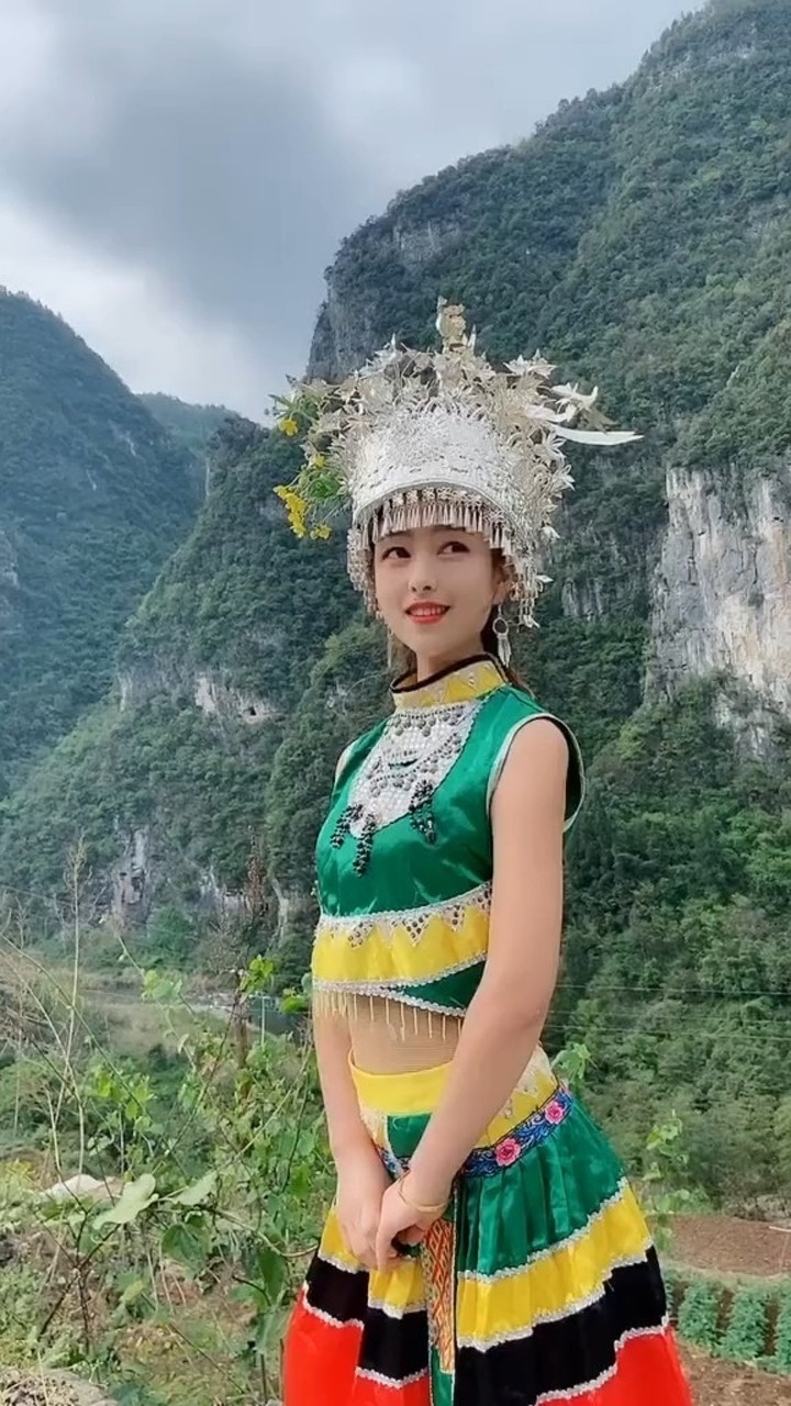 湖北的山湖北的水湖北的姑娘你说美不美湖北的歌湖北的舞湖北的幺妹最