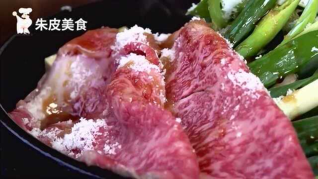 用雪花牛肉来做的寿喜锅,味道肯定一级棒!