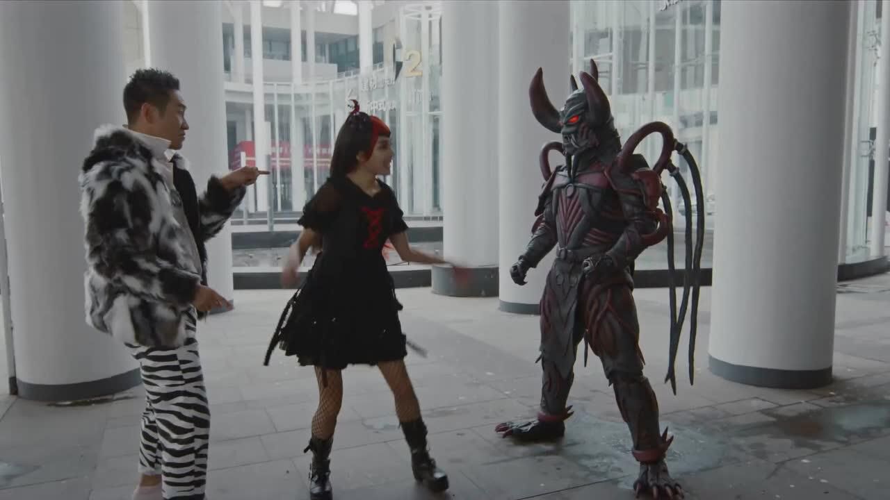 铠甲勇士猎铠安格带着寇豆跳舞趁机踢他屁股