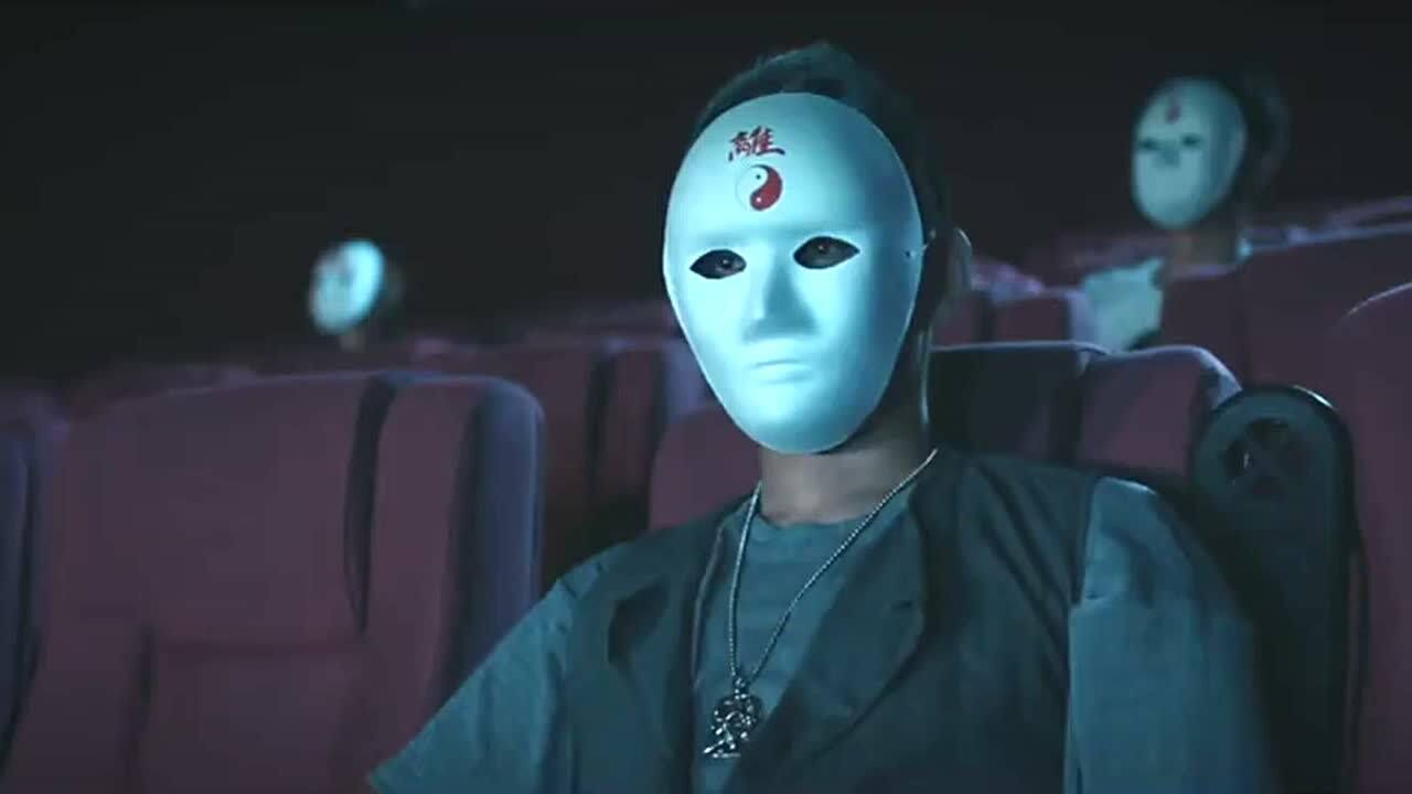 看个电影还要戴面具,网友是想吓唬电影里的人吗