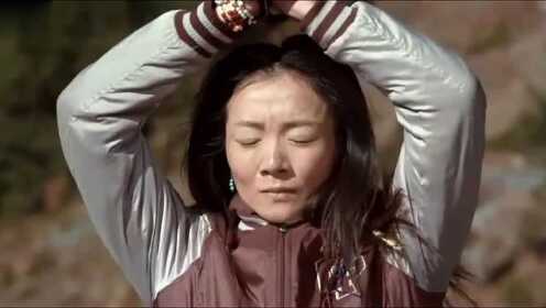 车被陷进无人区泥潭,女孩走了一天一夜去找救援