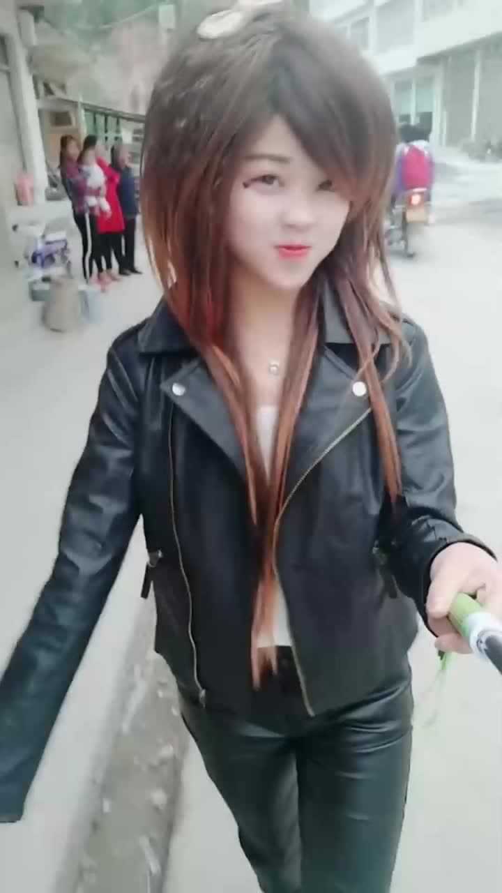 葬爱家族大公主强势街拍这走路的姿势你不服都不行