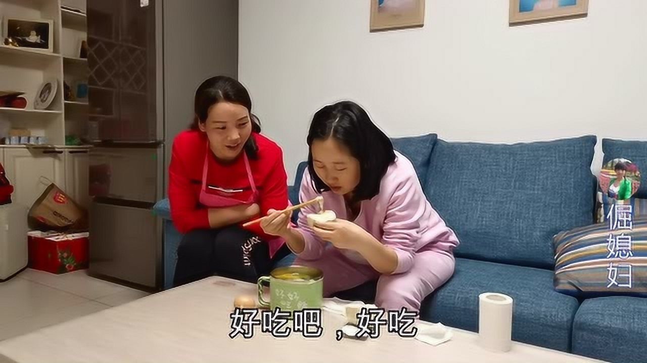 倔媳妇给二丫做排骨面条汤二丫大口吃哩香倔媳妇一旁乐开花