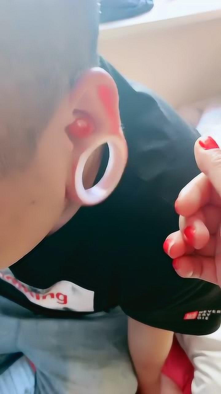 给老公打了个耳洞竟然可以撑的这么大,这也太可怕了吧