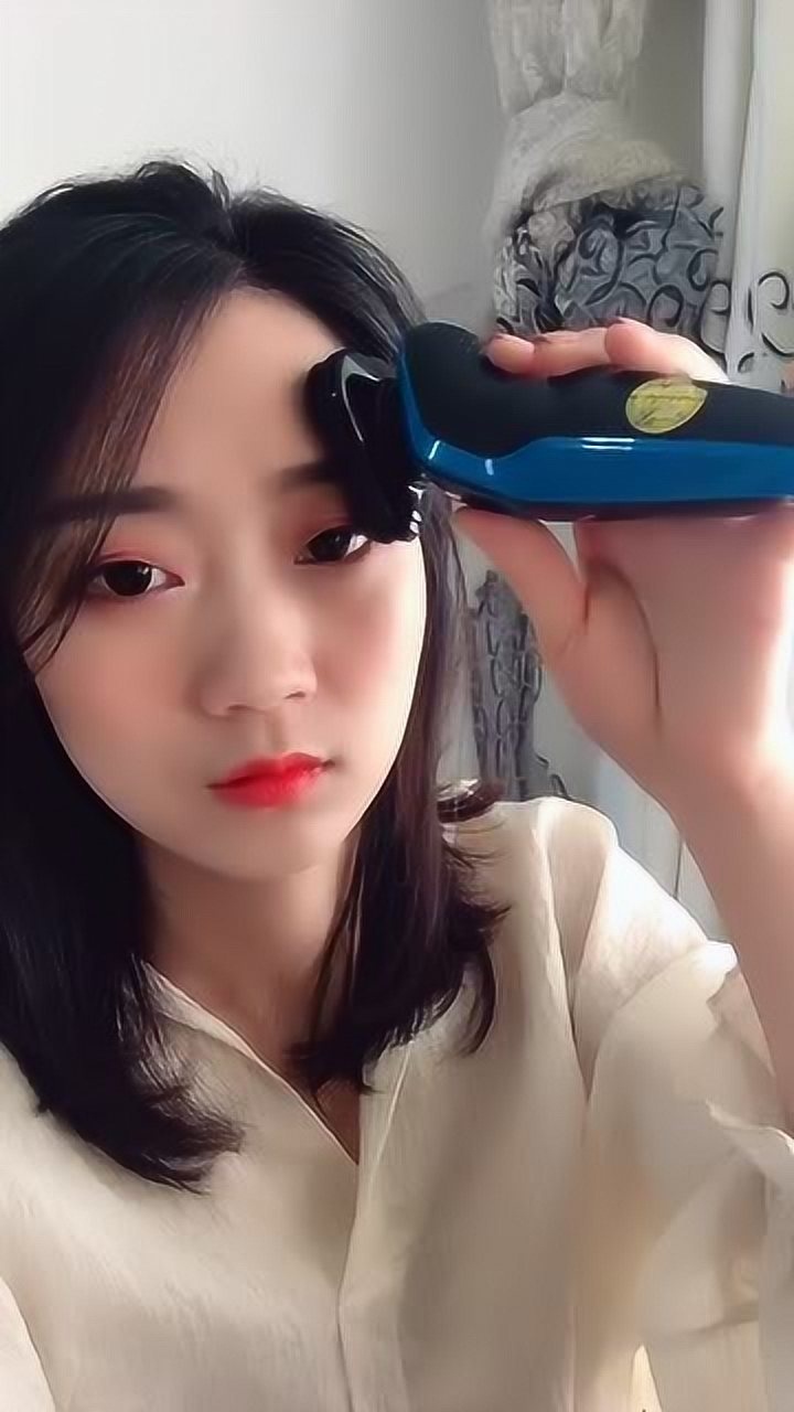 用刮胡刀刮眉毛的美女,也是个狠人,有什么想不开的?