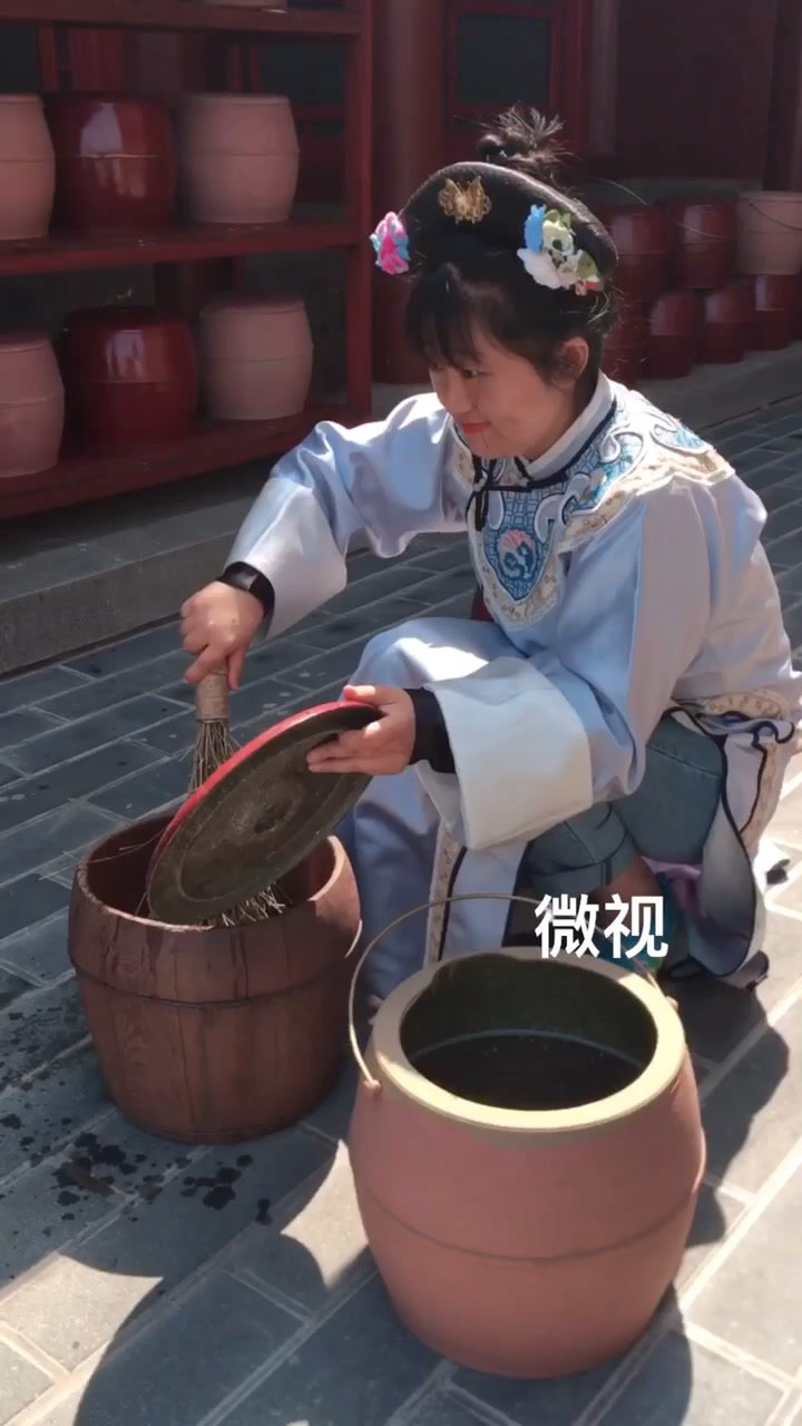 宫女被处罚刷马桶还被太监打