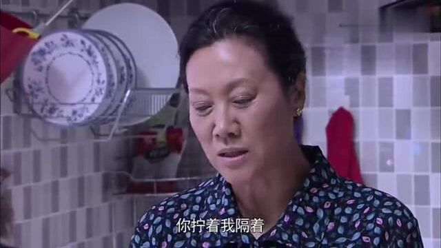 背着弟媳买保险给她爸,受益人还是后妈,换谁都抽她