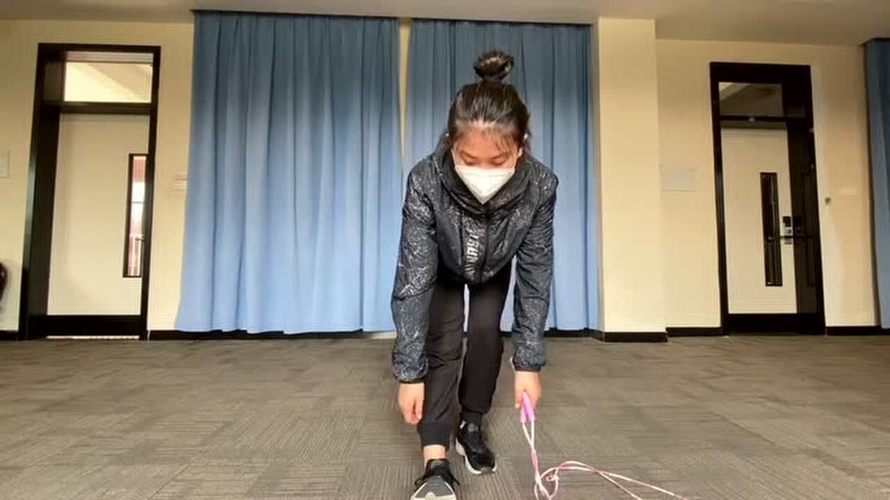 花样跳绳提膝侧点跳1