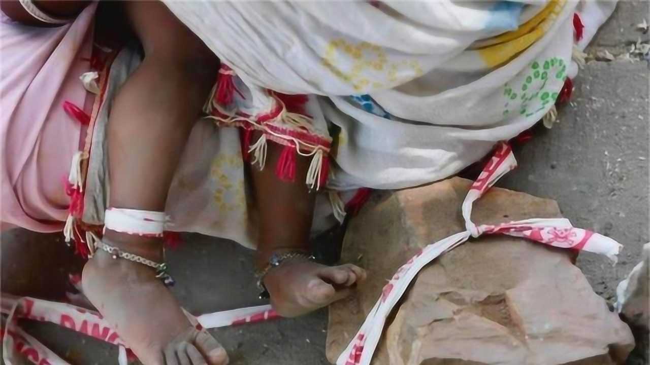 网上流传一组图,孩子被人用绳子绑在石头上,网友纷纷斥责父母