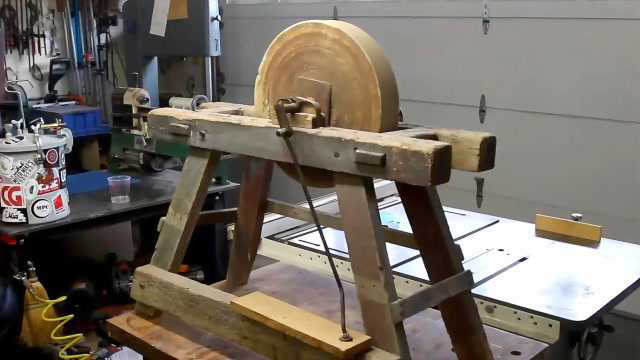 老式脚踩砂轮机当年的磨刀神器扔了可惜翻新修复一下还挺好用