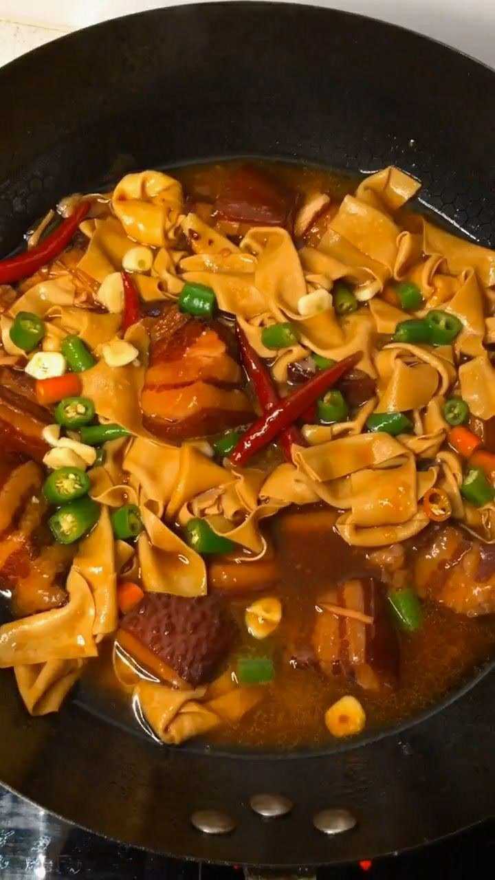 教大家做红烧肉炖豆皮,看着就流口水的一道菜
