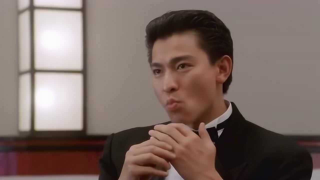 陈刀仔对战侯赛因,谁知侯赛因居然使诈,靠着电脑来分析陈刀仔的牌